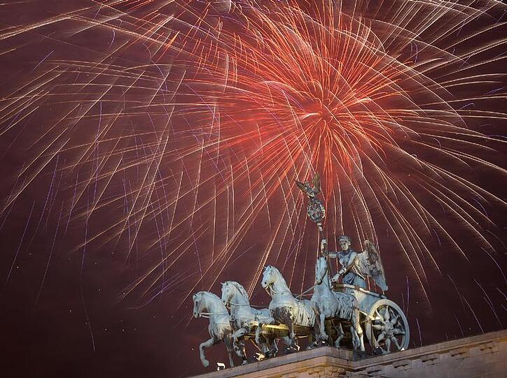Silvesterparty in Berlin: Feuerwerk über dem Brandenburger Tor