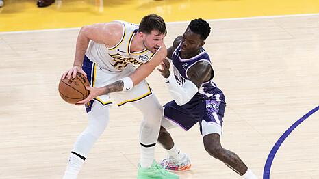 Dennis Schr&ouml;der (rechts) musste sich mit Sacramento den Los Angeles Lakers und Luka Doncic klar geschlagen geben.