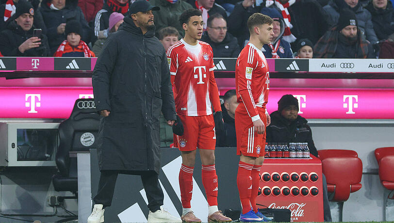 Musiala und Joshua Kimmich (r.) werden gegen Augsburg von Trainer Vincent Kompany (l.) eingewechselt.