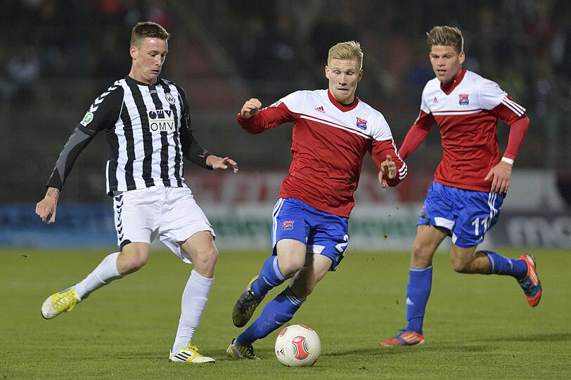 Bild aus gemeinsamer Zeit in der Vorstadt: Andreas Voglsammer (Mitte, hier gegen Alexander Aschauer von Wacker Burghausen) und Florian Niederlechner (r.) im November 2012 im Trikot der SpVgg Unterhaching
