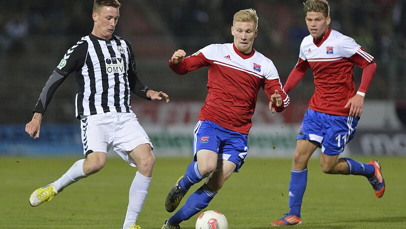 Bild aus gemeinsamer Zeit in der Vorstadt: Andreas Voglsammer (Mitte, hier gegen Alexander Aschauer von Wacker Burghausen) und Florian Niederlechner (r.) im November 2012 im Trikot der SpVgg Unterhaching Bild aus gemeinsamer Zeit in der Vorstadt: Andreas Voglsammer (Mitte, hier gegen Alexander Aschauer von Wacker Burghausen) und Florian Niederlechner (r.) im November 2012 im Trikot der SpVgg Unterhaching