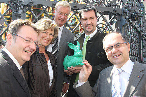Ole v. Beust am Schönen Brunnen mit Dürer-Hase und Michael Frieser, Dagmar Wöhrl, Markus Söder, Christian Schmidt (v. l.).