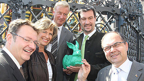 Ole v. Beust am Schönen Brunnen mit Dürer-Hase und Michael Frieser, Dagmar Wöhrl, Markus Söder, Christian Schmidt (v. l.).