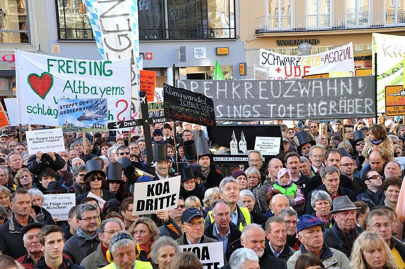 Die Zahl der Fluggäste ist auf 38 Millionen gestiegen, unterstreicht damit die Forderung nach einer dritten Startbahn. derweil gehen die Proteste dagegen weiter.