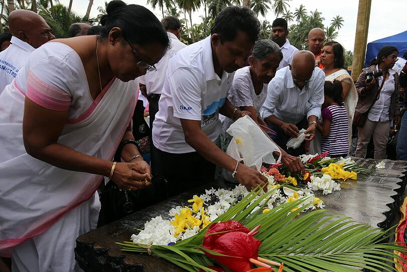 Zehn Jahre später gedenken Angehörige der Tsunami-Opfer in Indonesien