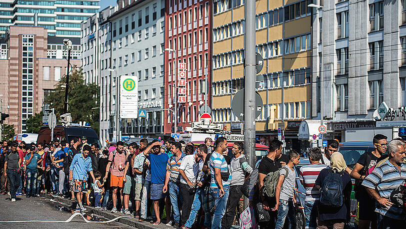 Ein Bild vom Hauptbahnhof: Anfang der Woche kamen tausende Flüchtlinge aus Ungarn in München an. Jetzt bekommt Bayern Hilfe bei der Unterbringung der Asylbewerber. Ein Bild vom Hauptbahnhof: Anfang der Woche kamen tausende Flüchtlinge aus Ungarn in München an. Jetzt bekommt Bayern Hilfe bei der Unterbringung der Asylbewerber.