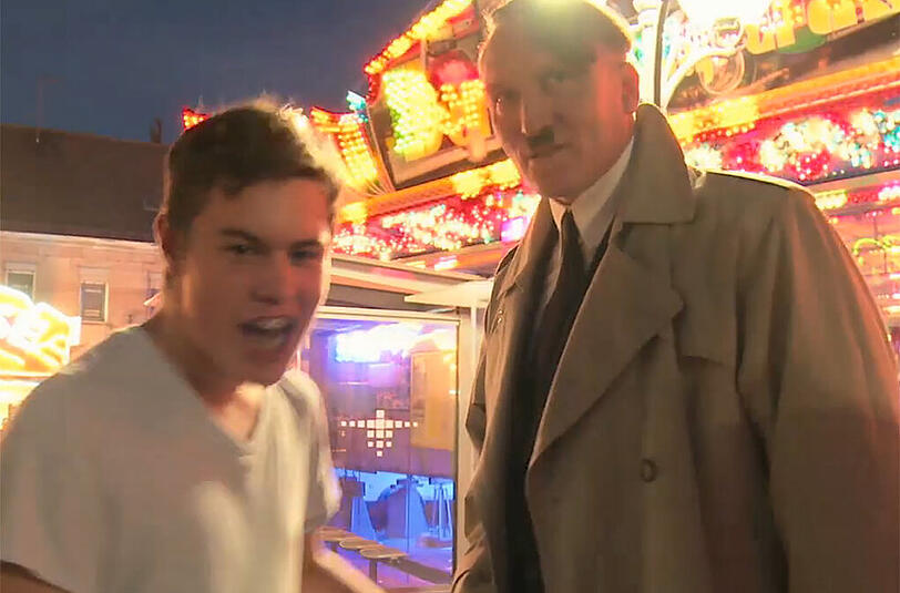 Absurdes Bild: Adolf Hitler und ein jugendlicher "Fan" auf einem Rummelplatz