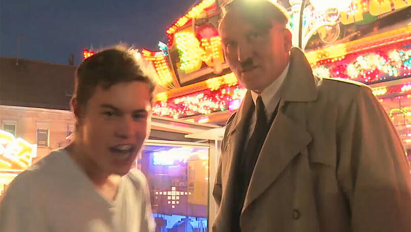 Absurdes Bild: Adolf Hitler und ein jugendlicher "Fan" auf einem Rummelplatz