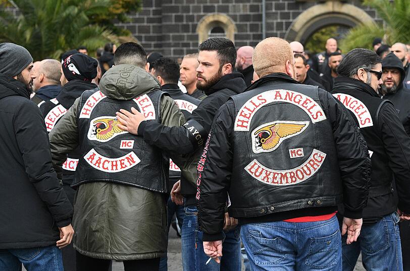 Hells Angels und Mitglieder befreundeter Rockergruppen aus mehreren Ländern bei der Beerdigung des  erschossenen Hells Angels-Chefs von Gießen, Aygün Mucuk.