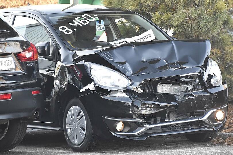 Der Mercedes räumte das "Auto der Woche" ab - und auch die daneben geparkten Gabrauchtwagen wurden ramponiert.