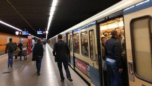 Die Weichenanlage am Kolumbusplatz wird nach etwa 35 Jahren ausgetauscht. Die Weichenanlage am Kolumbusplatz wird nach etwa 35 Jahren ausgetauscht.