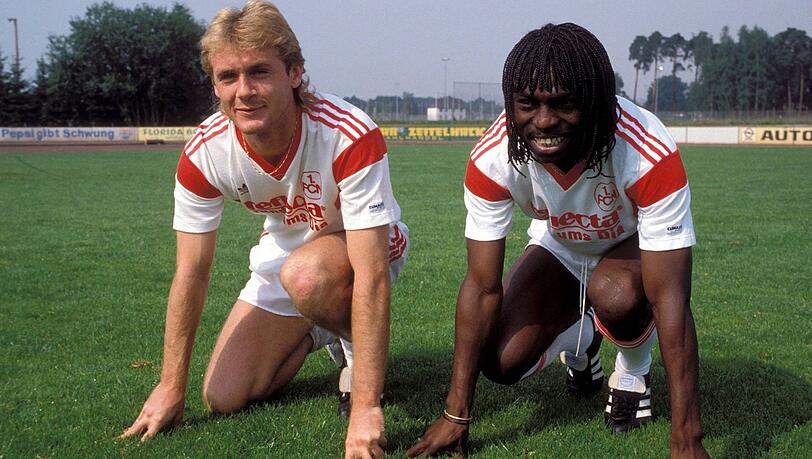 Der einstmals wahrscheinlich schnellste Sturm der Bundesliga: Dieter Eckstein (l.) und Souleyman Sané im Trikot des 1. FC Nürnberg. Der einstmals wahrscheinlich schnellste Sturm der Bundesliga: Dieter Eckstein (l.) und Souleyman Sané im Trikot des 1. FC Nürnberg.