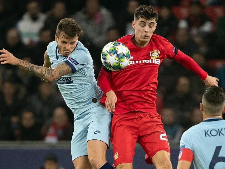 Duell um den Ball zwischen Leverkusens Kai Havertz (r) und Madrids Saul Niguez.