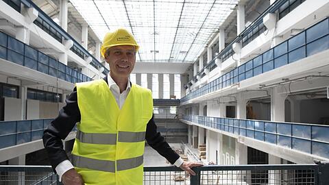 Gasteig-Chef Max Wagner als glücklicher neuer Hausherr des HP8, dem Ausweichgelände während der Gasteigsanierung bis 2026. Hier steht er in der 100-jährigen Halle E, einer ehemaligen Trafohalle. Sie wird zum Foyer der Isarphilharmonie und beherbergt auch die Stadtbibliothek.