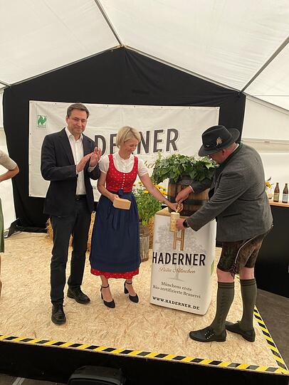 Katrin Habenschaden zapft das erste Fass an, Georg Eisenreich klatscht. Katrin Habenschaden zapft das erste Fass an, Georg Eisenreich klatscht.