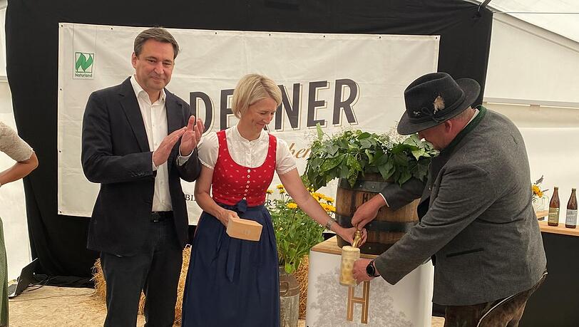 Katrin Habenschaden zapft das erste Fass an, Georg Eisenreich klatscht.