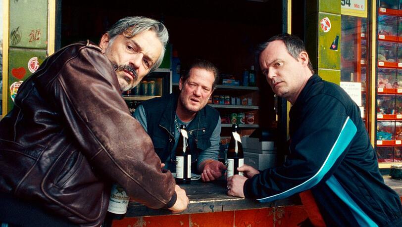 "Theken-Cowboys": Guido (Alexander Wipprecht, l.), Hajo (Aurel Manthei, m.) und Thorsten (Johannes Allmayer) hängen ab.