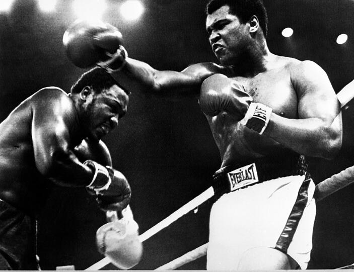 Nachdem Ali anschließend seinen Titel drei Mal in Folöge verteidigt hatte, kam es zum dritten Wiedersehen mit Joe Frazier. 1975 bildete der &bdquo;Thrilla in Manila&ldquo; den Höhepunkt der 
erbitterten Rivalität zweier Box-Legenden. Der &bdquo;Größte&ldquo; dominierte die ersten Runden, geriet in der 
Sechsten erstmals unter Druck. In der zweiten Kampfhälfte lieferten 
sich Ali und Frazier einen offenen Schlagabtausch bei enormem Tempo, 
das der fast auf den Tag genau zwei Jahre ältere Ali besser 
verkraftete. In der 13. Runde kassierte Frazier fürchterliche 
Treffer, seine Augen schwollen zu, Ali prügelte ihm den Mundschutz 
heraus.