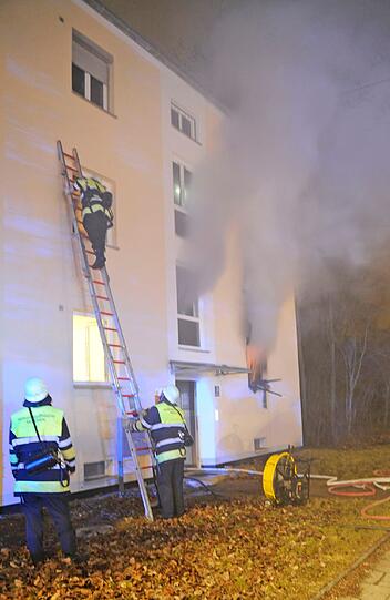 Eine Frau ist am frühen Mittwochmorgen bei einem Wohnungsbrand in München ums Leben gekommen. Polizei und Feuerwehr ermitteln derzeit die Brandursache.