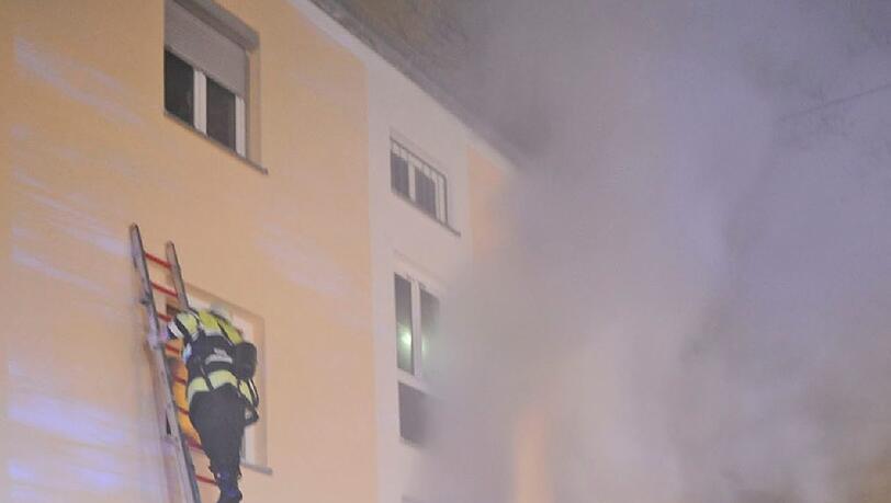 Eine Frau ist am frühen Mittwochmorgen bei einem Wohnungsbrand in München ums Leben gekommen. Polizei und Feuerwehr ermitteln derzeit die Brandursache. Eine Frau ist am frühen Mittwochmorgen bei einem Wohnungsbrand in München ums Leben gekommen. Polizei und Feuerwehr ermitteln derzeit die Brandursache.