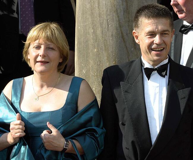 2003 mit mehr Mut zur Farbe: Angela Merkel auf dem roten Teppich von Bayreuth.