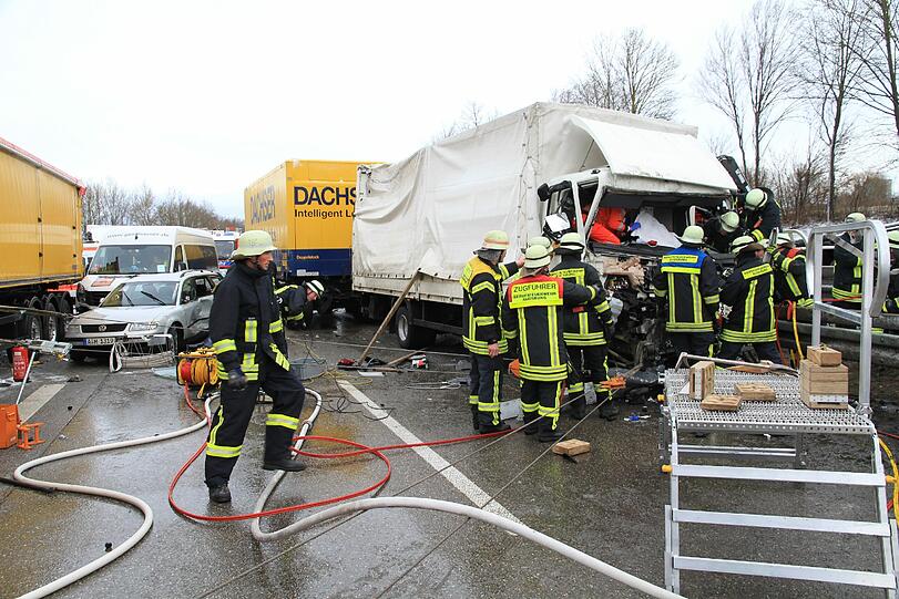 Zwölf Verletzte und 15 kaputte Autos sind die Bilanz einer Massenkarambolage zwischen Landsberg und Augsburg.