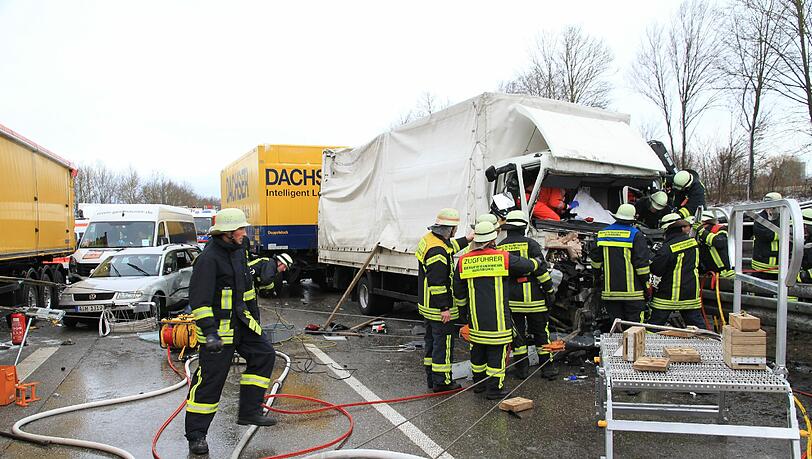 Zwölf Verletzte und 15 kaputte Autos sind die Bilanz einer Massenkarambolage zwischen Landsberg und Augsburg. Zwölf Verletzte und 15 kaputte Autos sind die Bilanz einer Massenkarambolage zwischen Landsberg und Augsburg.