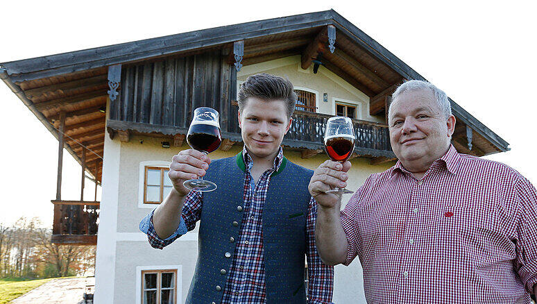 Die beiden Biersommeliere Dietrich Sailer (r) und sein Sohn Luis (l). Der 16-jährige Schüler Luis ist der jüngste Biersommelier der Welt. Die beiden Biersommeliere Dietrich Sailer (r) und sein Sohn Luis (l). Der 16-jährige Schüler Luis ist der jüngste Biersommelier der Welt.
