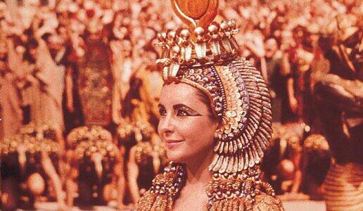 1963 spielte Elizabeth Taylor in "Cleopatra" die Hauptrolle. Der Film soll bis heute (inflationsbereinigt) der teuerste Film aller Zeiten sein.
