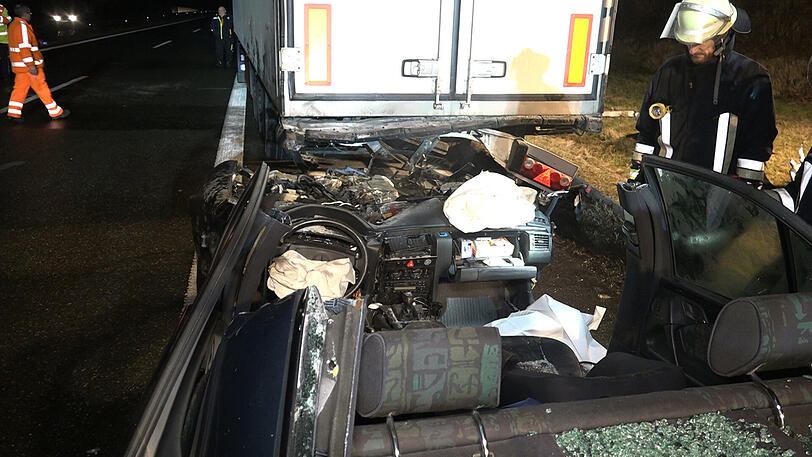 Das Ehepaar im Auto kam mit schwersten Verletzungen ins Krankenhaus. Der Lkw-Fahrer wurde zum Helden, weil er nach dem Unfall sofort das brennende Auto löschte. Die Bilder von der Unfallstelle.