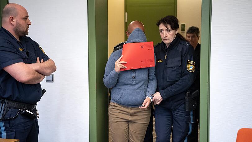 Hina R. ist wegen versuchten Mordes angeklagt. Hina R. ist wegen versuchten Mordes angeklagt.