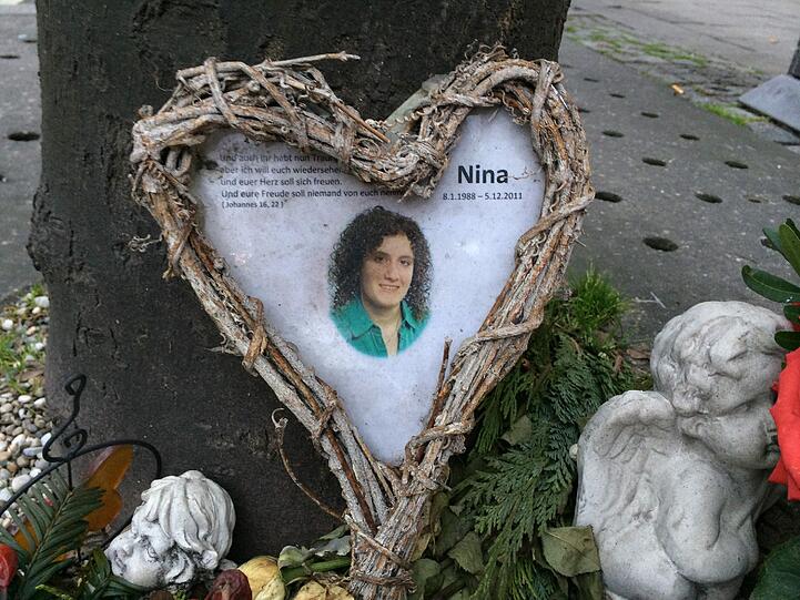 Bis heute erinnert das Bastherz mit dem Foto an den tragischen Unfall in der Rosenheimer Straße. Auch frische Blumen hat dort jemand abgelegt, und eine Kerze angezündet.