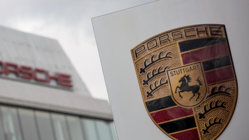 Das Porsche Logo ist vor einem Gebäude des Automobilherstellers zu sehen. Foto: Christoph Schmidt/dpa/Symbolbild Das Porsche Logo ist vor einem Gebäude des Automobilherstellers zu sehen. Foto: Christoph Schmidt/dpa/Symbolbild