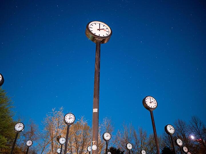 Die Sommerzeit kann beginnen: Die Uhren werden in der Nacht zu Sonntag um eine Stunde vorgstellt.