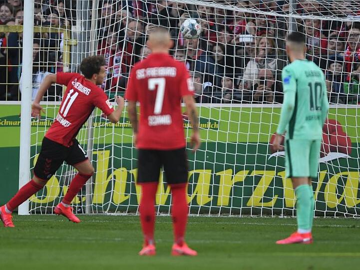 Luca Waldschmidt (l) sorgte durch seinen Treffer für den Freiburger Heimsieg gegen Hoffenheim.