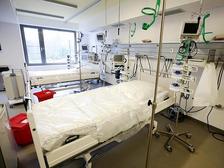 Neben den Intensivbetten stehen Beatmungsgeräte im Allgemeinen Krankenhaus Viersen in Nordrhein-Westfalen.