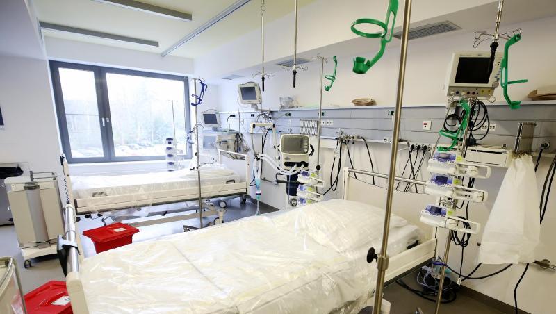 Neben den Intensivbetten stehen Beatmungsgeräte im Allgemeinen Krankenhaus Viersen in Nordrhein-Westfalen. Neben den Intensivbetten stehen Beatmungsgeräte im Allgemeinen Krankenhaus Viersen in Nordrhein-Westfalen.