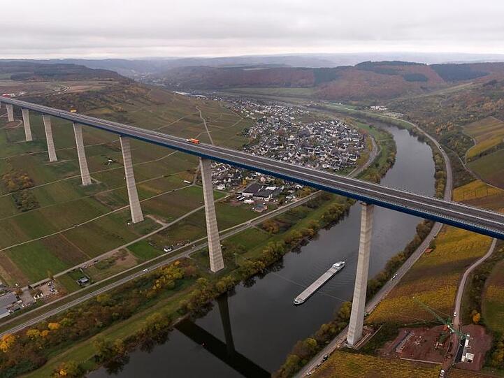 Die 1700 Meter lange Hochmoselbrücke überspannt das Tal in einer Höhe von 160 Metern.