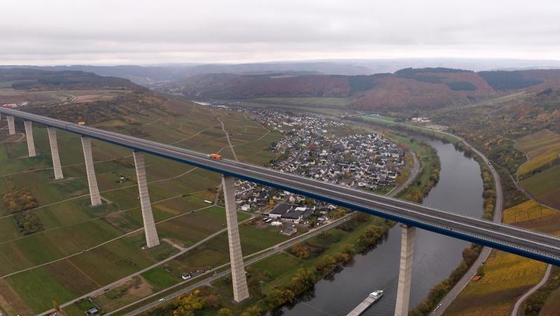 Die 1700 Meter lange Hochmoselbrücke überspannt das Tal in einer Höhe von 160 Metern. Die 1700 Meter lange Hochmoselbrücke überspannt das Tal in einer Höhe von 160 Metern.