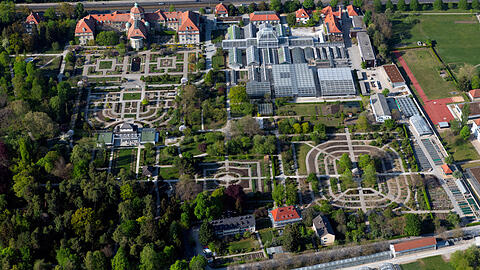 Der Botanische Garten ist beim "Flower Power Festival" intensiv miteingebunden. Von Februar bis Oktober gibt es dort Führungen, Konzerte, Krimi-Lesungen im dunklen Gewächshaus und Vorträge zu Naturschutz und Artenvielfalt.
