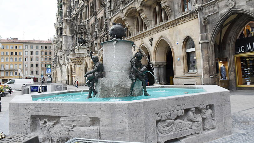 Am Fischbrunnen am Münchner Marienplatz startet die Audio-Tour.