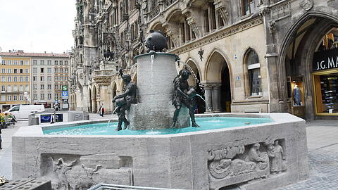 Am Fischbrunnen am Münchner Marienplatz startet die Audio-Tour.
