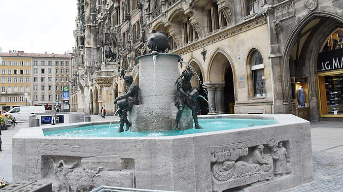 Am Fischbrunnen am Münchner Marienplatz startet die Audio-Tour.