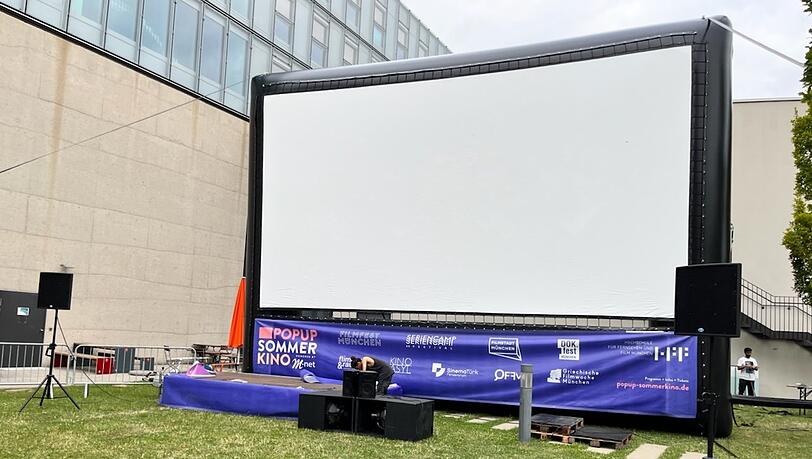 Schön zentral: Im Innenhof der HHF ist die Leinwand aufgebaut.
