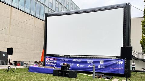 Schön zentral: Im Innenhof der HHF ist die Leinwand aufgebaut.