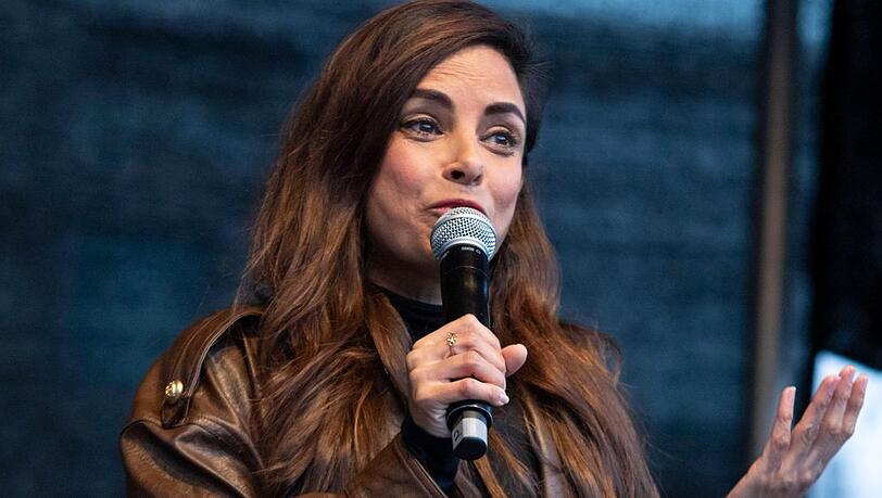 Collien Fernandes bei einer Demonstration gegen sexualisierte Gewalt in Hamburg.