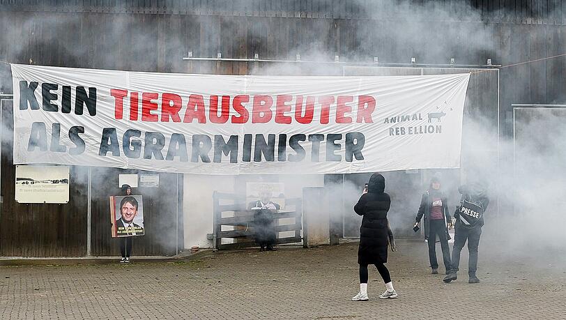 Die Gruppe "Animal Rebellion" hatte nach eigenen Angaben im vergangenen März mit der Aktion gegen eine mögliche Ernennung Felßners zum Bundesagrarminister protestiert. (Archivbild) Die Gruppe "Animal Rebellion" hatte nach eigenen Angaben im vergangenen März mit der Aktion gegen eine mögliche Ernennung Felßners zum Bundesagrarminister protestiert. (Archivbild)