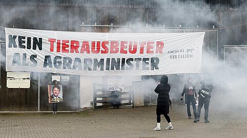 Die Gruppe "Animal Rebellion" hatte nach eigenen Angaben im vergangenen M&auml;rz mit der Aktion gegen eine m&ouml;gliche Ernennung Fel&szlig;ners zum Bundesagrarminister protestiert. (Archivbild)