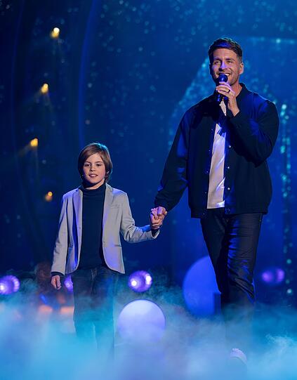 Wie knuffig! Alexander Klaws tritt erstmals mit seinem Sohn Lenny im Fernsehen auf. Wie knuffig! Alexander Klaws tritt erstmals mit seinem Sohn Lenny im Fernsehen auf.