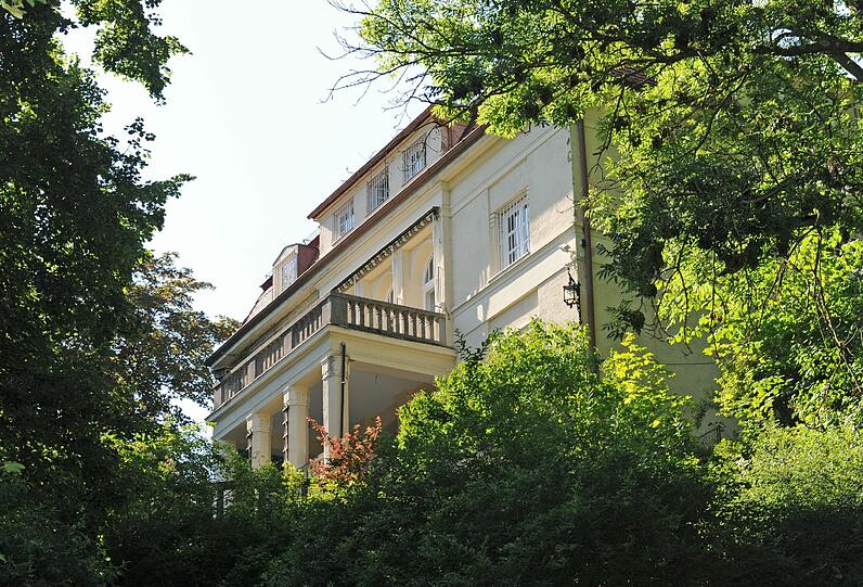 Die Villa "Austria" der Familie von Habsburg, aufgenommen am Montag (04.06.2011) in Pöcking am Starnberger See (Oberbayern). Otto von Habsburg, der älteste Sohn des letzten Kaisers von Österreich-Ungarn, starb 98-jährig hier am 04.07.2011.